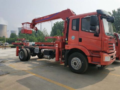點擊查看詳細信息<br>標題：6.3噸大運隨車吊 閱讀次數：1745