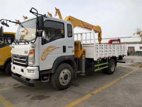 點擊查看詳細信息<br>標題：5噸重汽豪曼隨車吊 閱讀次數(shù)：2797